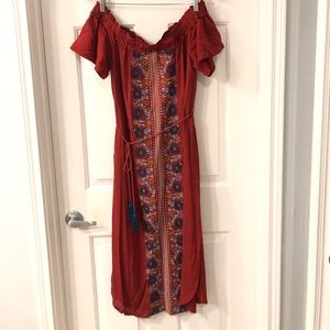 📍ENTRO:  NWT - Off the shoulder embroidered dress
